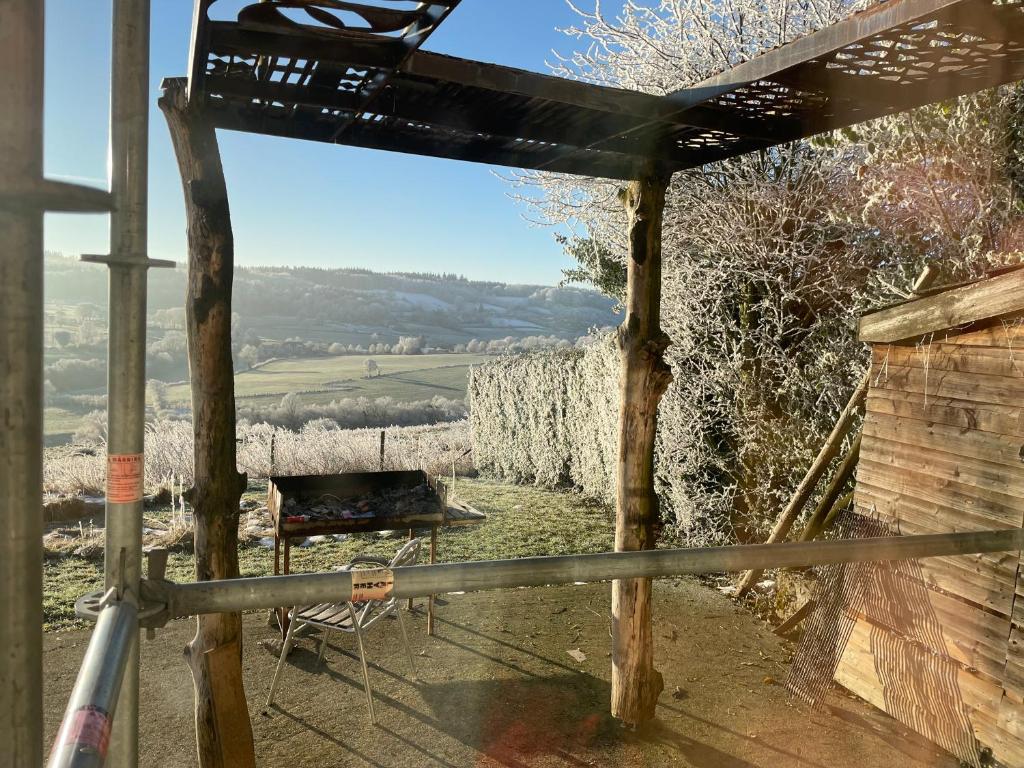 Ein allgemeiner Bergblick oder ein Berglick von des Ferienhauses aus