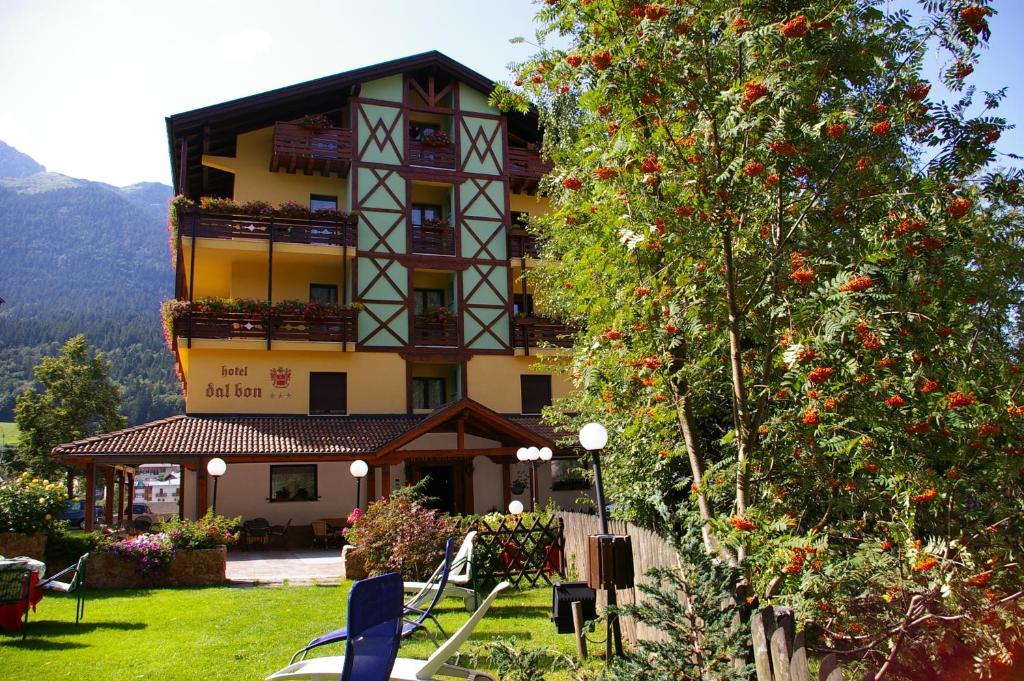 Nespecifikovaný výhled na hory nebo výhled na hory při pohledu z hotelu