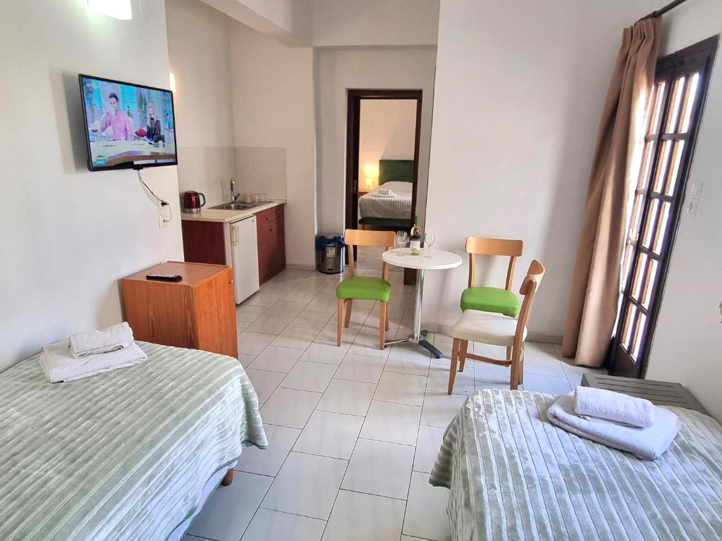 Postel nebo postele na pokoji v ubytování Arhodiko Hotel