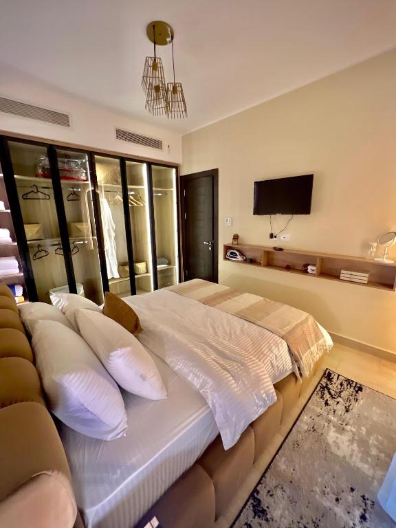 Postel nebo postele na pokoji v ubytování Hurghada Stylish Heaven Luxury Apartment