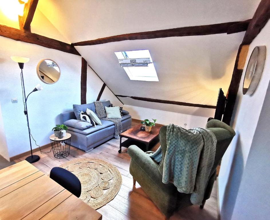 un salon avec un canapé et une table dans l'établissement Deux pièces sous les toits, à Tours