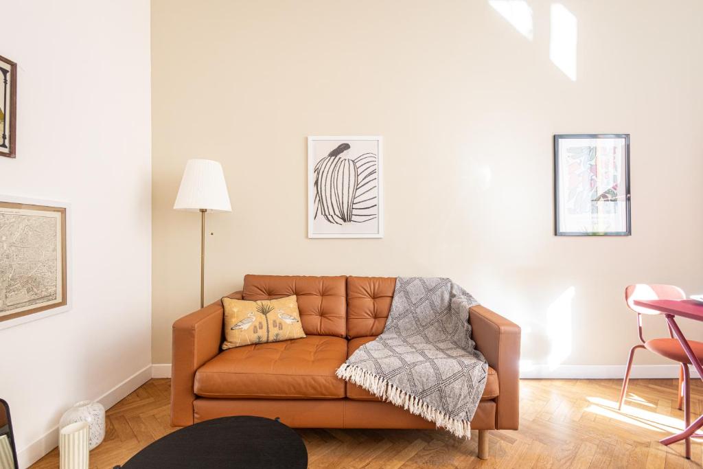 - un salon avec un canapé en cuir brun dans l'établissement Shopping et Détente au Centre Ville de Nice !, à Nice