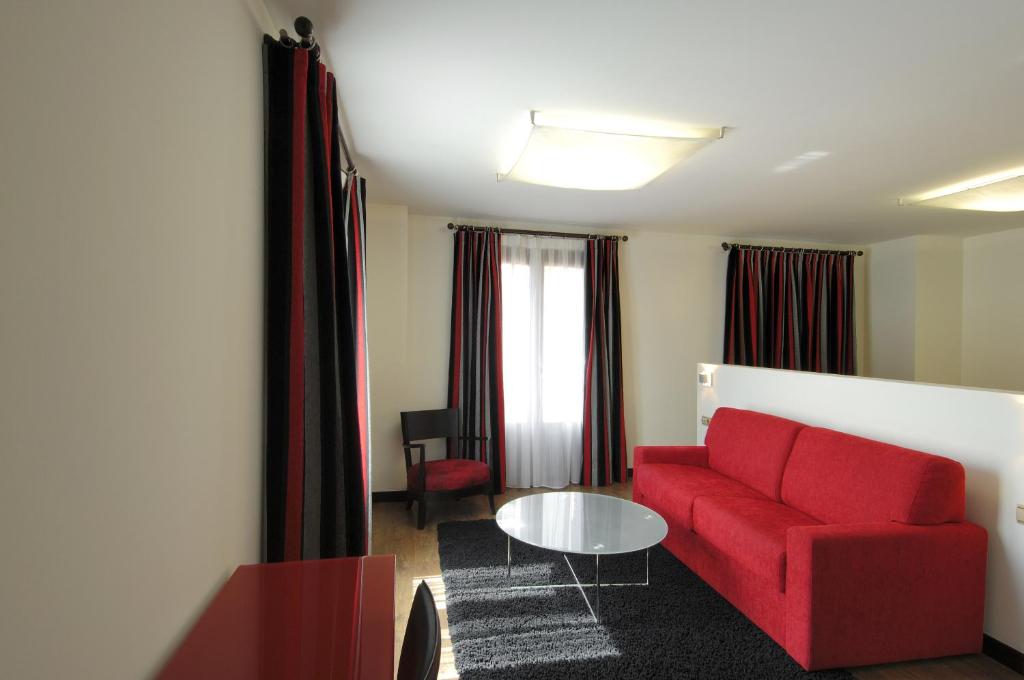 A seating area at Hotel Cienbalcones