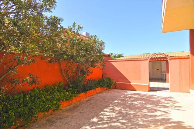 サンタ・マリア・デル・フォカッロにあるVilla Svizzeraのオレンジ色の壁と歩道のある建物