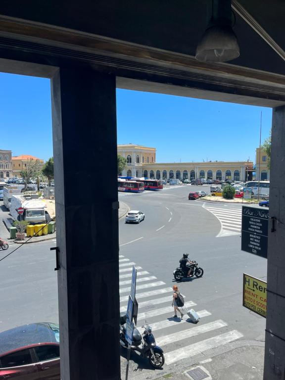 una vista da una finestra di un parcheggio con moto di Harmony Station a Catania