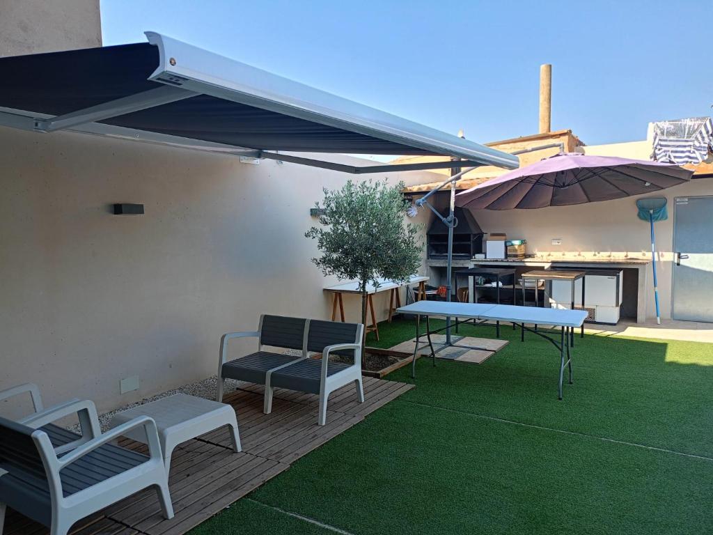 Bazén v ubytování Alojamiento El Pez Casa con piscina climatizada nebo v jeho okolí
