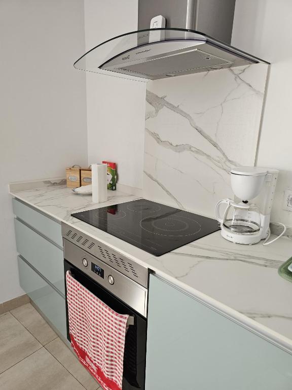 Kuchyň nebo kuchyňský kout v ubytování Alojamiento El Pez Casa con piscina climatizada