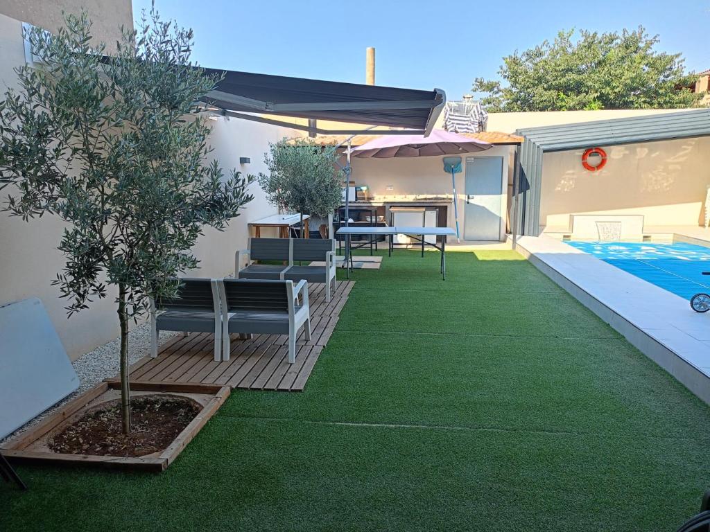 Bazén v ubytování Alojamiento El Pez Casa con piscina climatizada nebo v jeho okolí