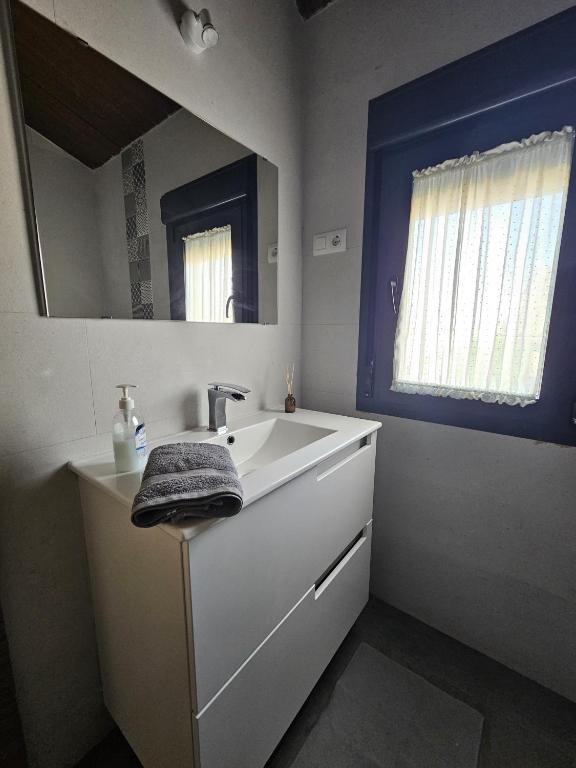 Postel nebo postele na pokoji v ubytování Alojamiento El Pez Casa con piscina climatizada