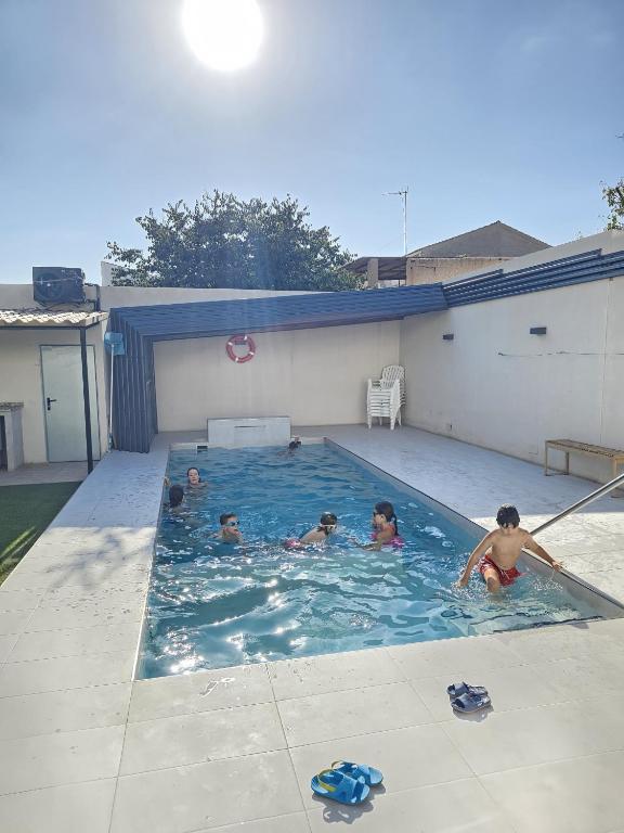 Bazén v ubytování Alojamiento El Pez Casa con piscina climatizada nebo v jeho okolí
