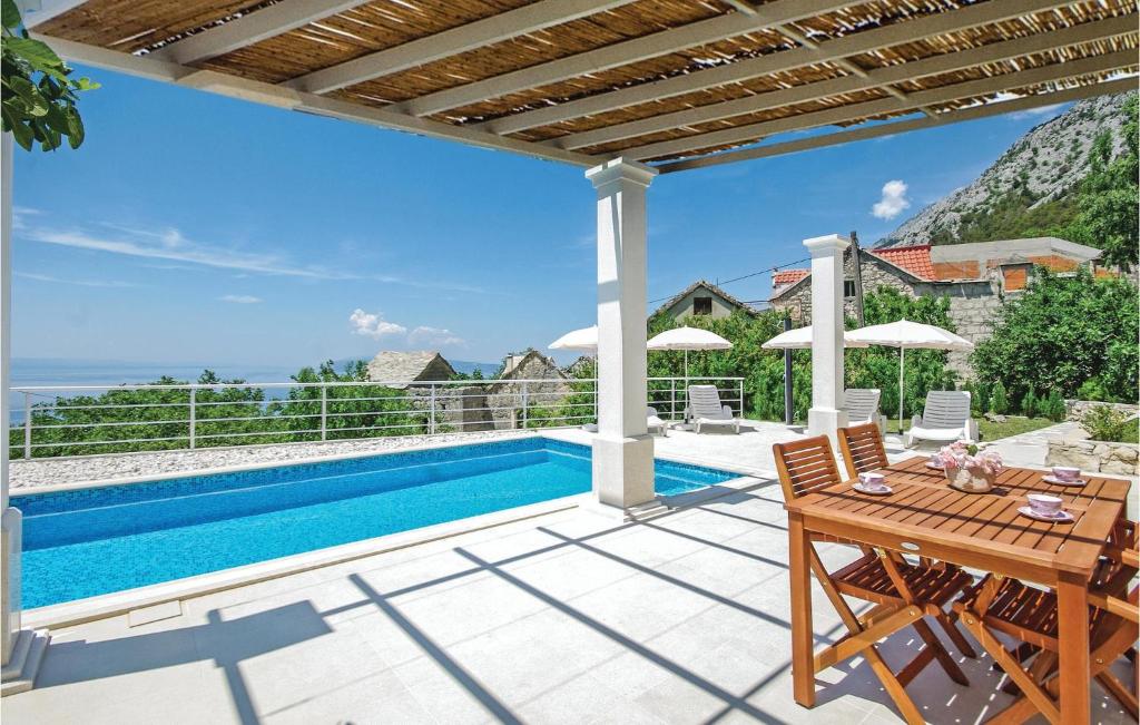 Bazén v ubytovaní Holiday Home Gornje Tucepi With Sea View 313 alebo v jeho blízkosti