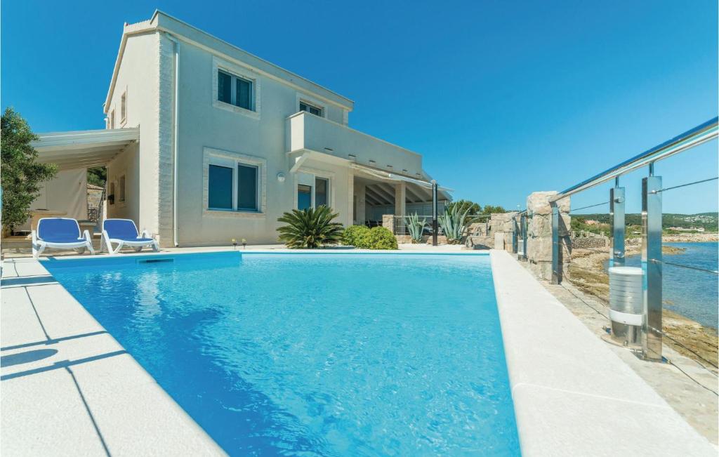 Bazén v ubytování Four-Bedroom Holiday Home In Tkon nebo v jeho okolí