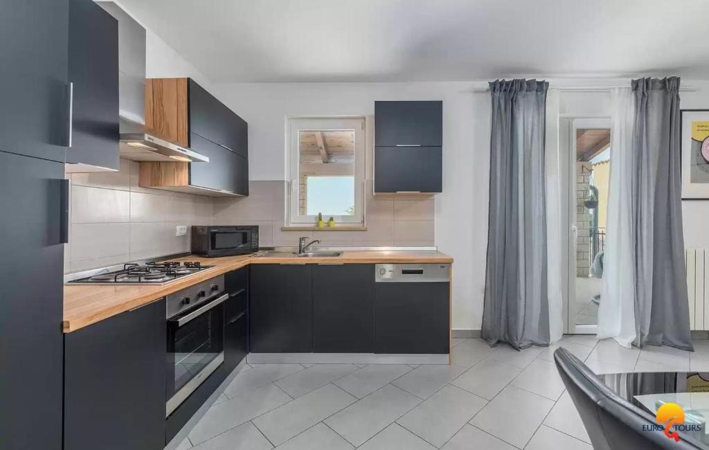 Kuchyň nebo kuchyňský kout v ubytování Villa Grguci
