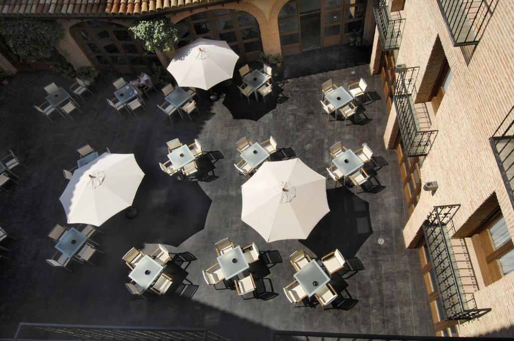 A restaurant or other place to eat at Hotel Cienbalcones