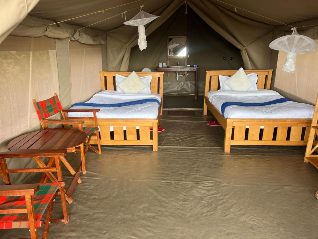 Postel nebo postele na pokoji v ubytování Sunset Masai Camp