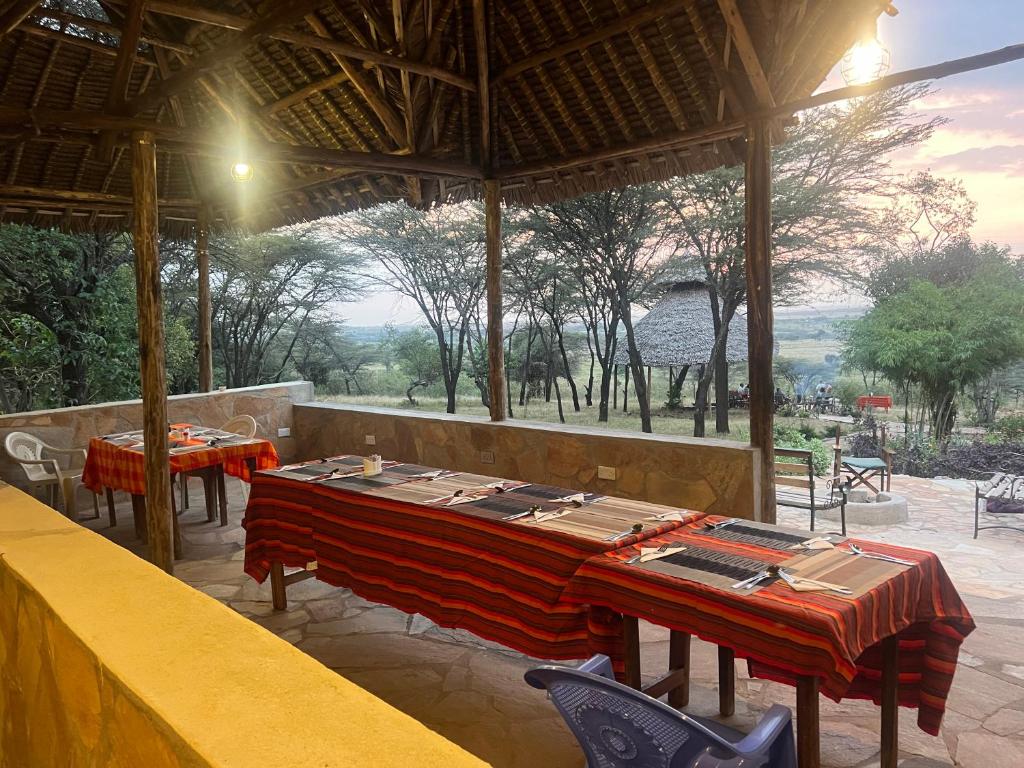 Restaurace v ubytování Sunset Masai Camp