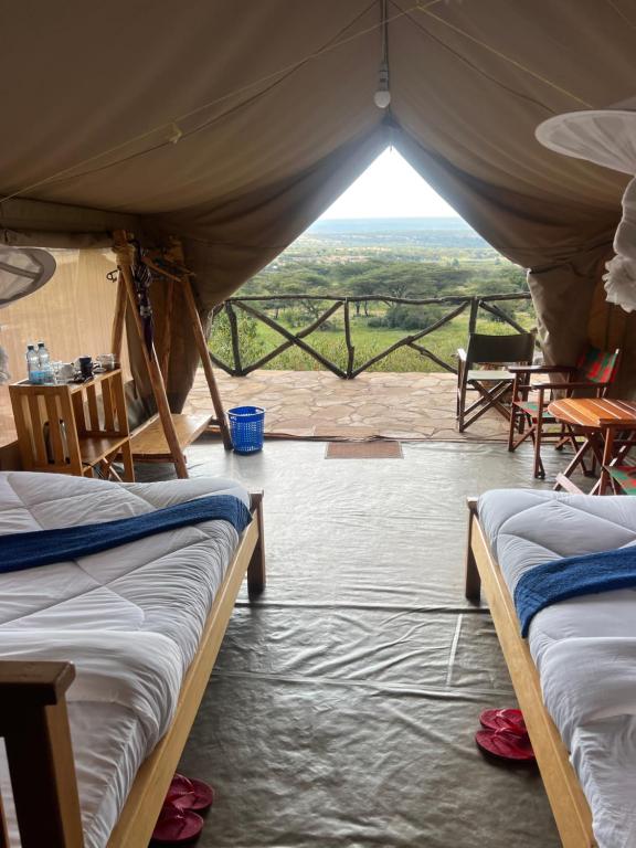 Postel nebo postele na pokoji v ubytování Sunset Masai Camp