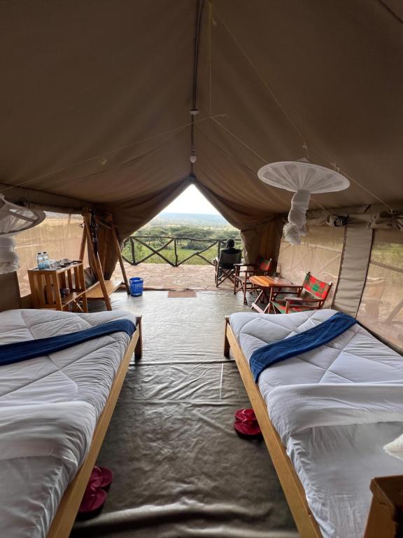 Postel nebo postele na pokoji v ubytování Sunset Masai Camp