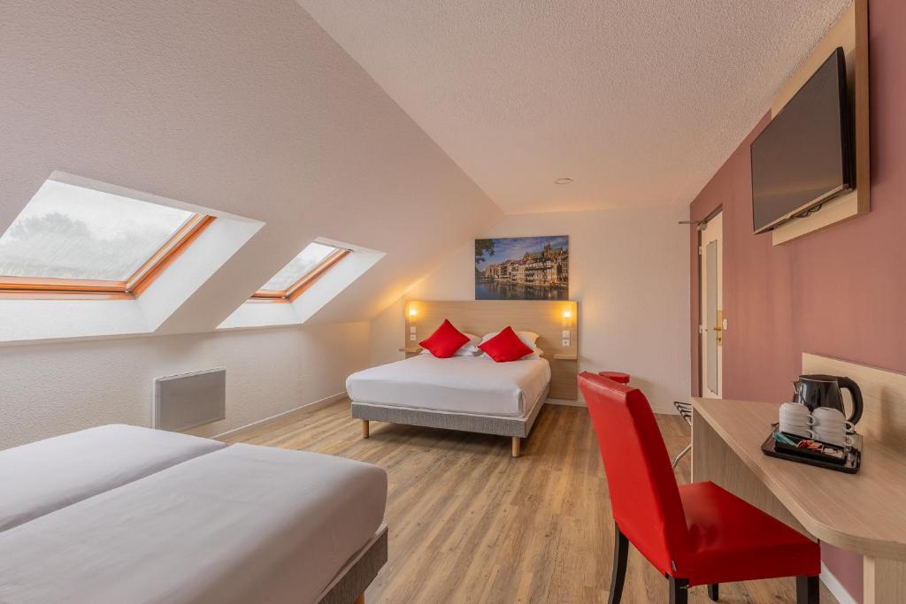 TV a/nebo společenská místnost v ubytování HÔTEL ÉDEN - Metz Nord - Woippy - Porte du Luxembourg - A31