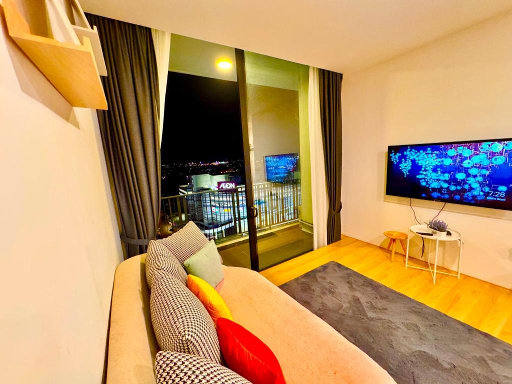 TV a/nebo společenská místnost v ubytování The Podium Kuching Luxury 6pax 3BR HFloor Facing Aeon