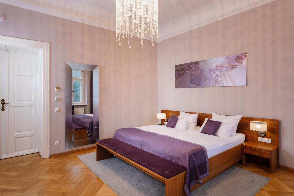 Postel nebo postele na pokoji v ubytování Hotel Schloss Rabenstein