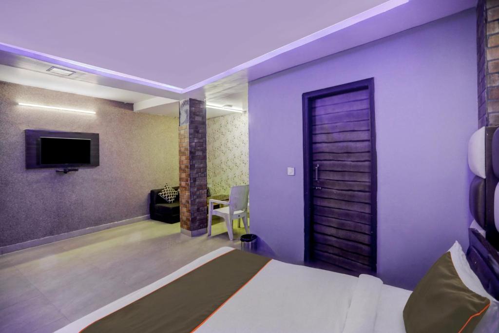 TV a/nebo společenská místnost v ubytování OYO 81208 HOTEL TERRENE EMPIRe