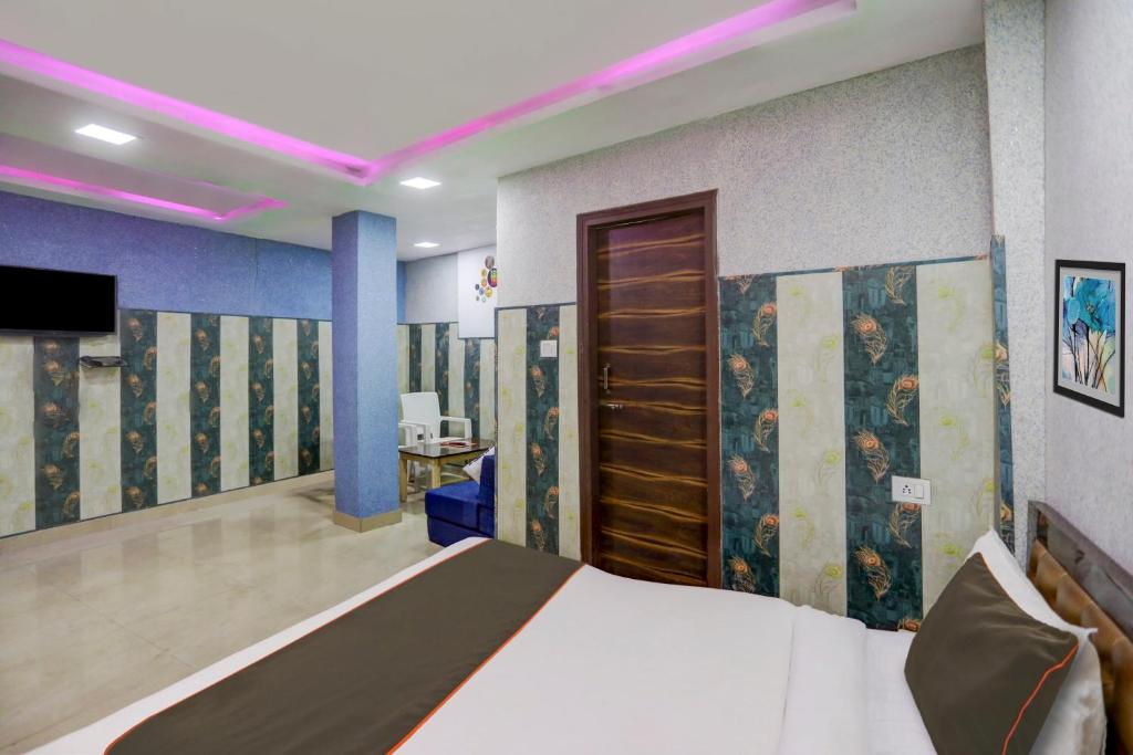 TV a/nebo společenská místnost v ubytování OYO 81208 HOTEL TERRENE EMPIRe