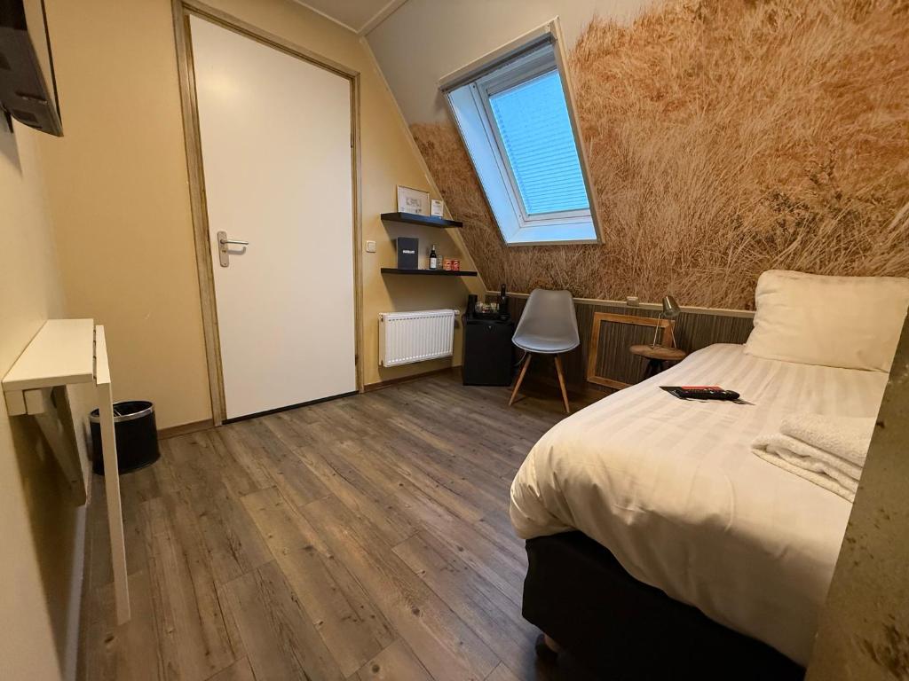 Postel nebo postele na pokoji v ubytování Bij Hen op Ameland