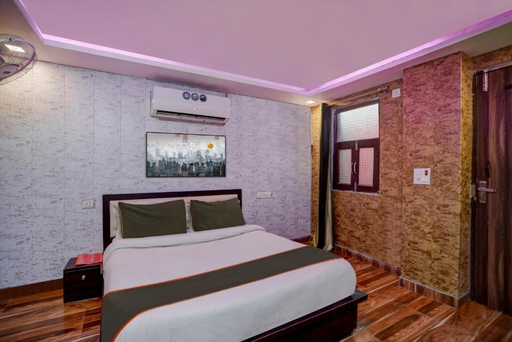 Postel nebo postele na pokoji v ubytování OYO 81208 HOTEL TERRENE EMPIRe