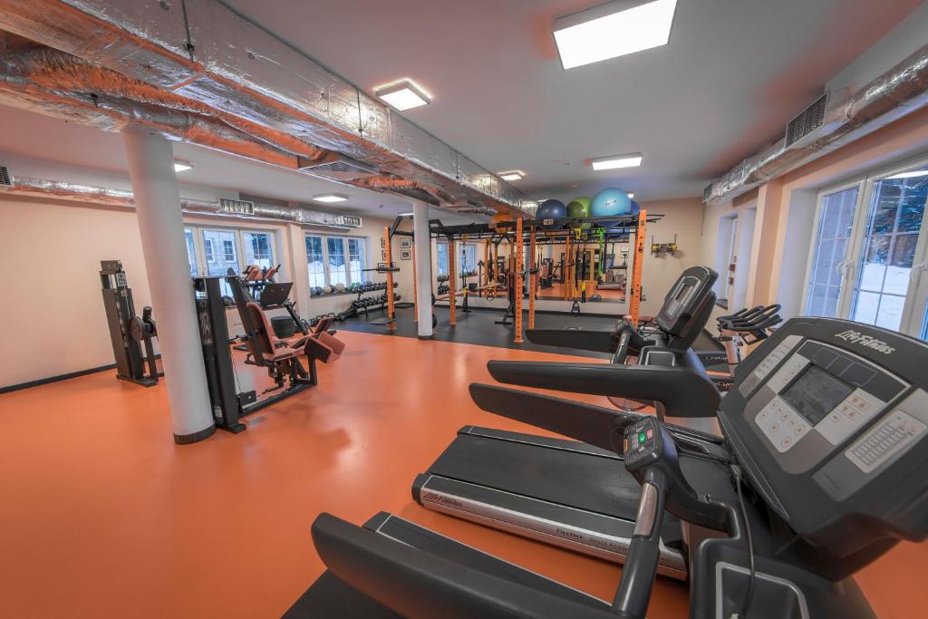 Posilňovňa alebo fitness centrum v ubytovaní Hotel Biathlon Sport & Spa