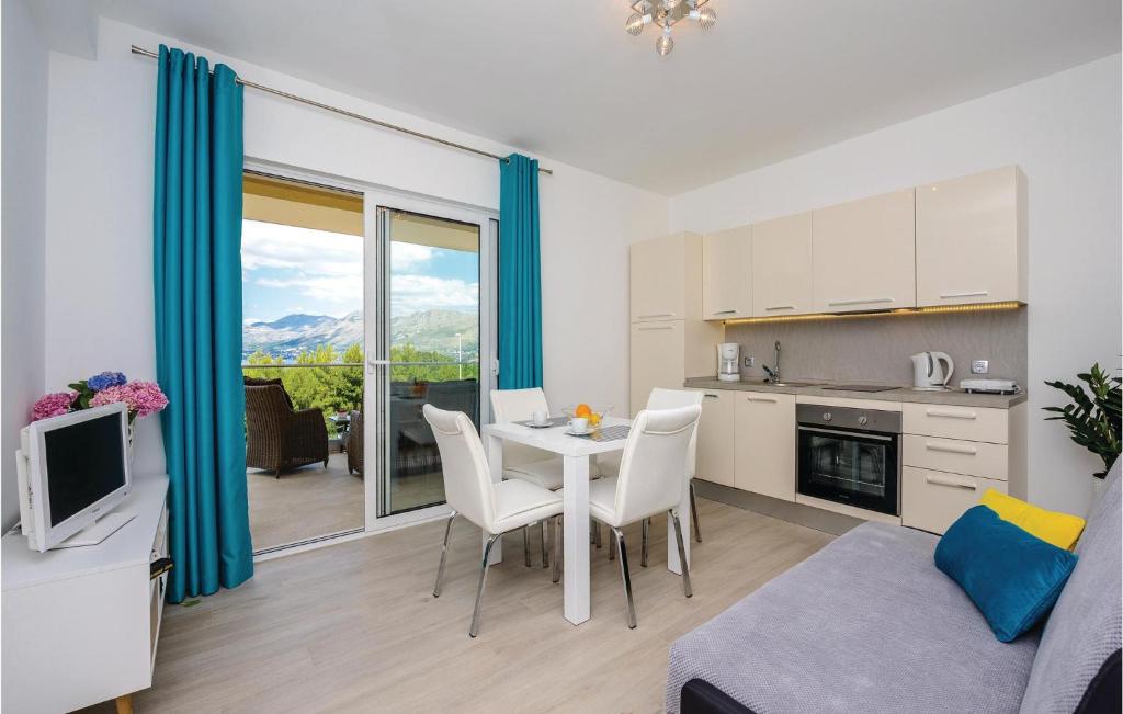Kuchyňa alebo kuchynka v ubytovaní One-Bedroom Apartment In Cavtat