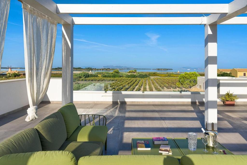 un salon avec vue sur l'océan dans l'établissement Martina's Vineyard - villa, à Marsala