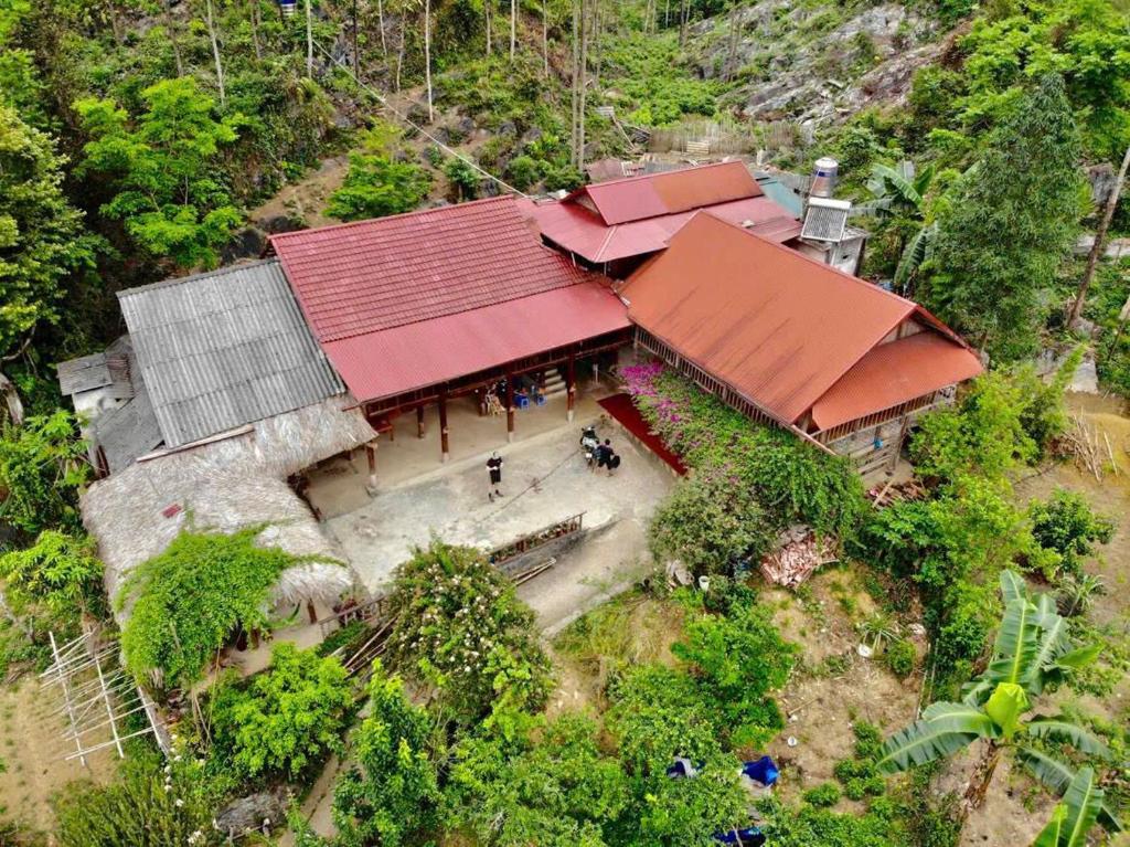 una vista aérea de una casa con techos rojos en Homestay Loan Ươi, en Bắc Hà