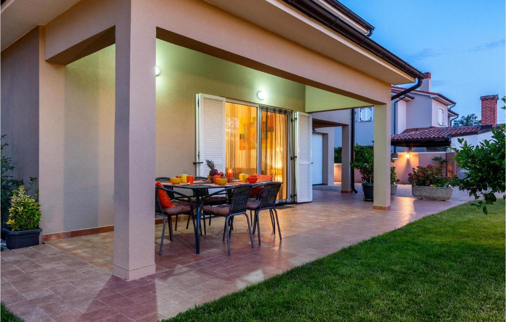Vonkajšia záhrada v ubytovaní Holiday Home Loborika 44
