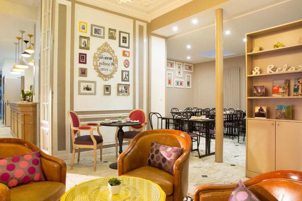 فندق دو لا سيت روغيمونت في باريس: مطعم فيه طاولات وكراسي في الغرفة