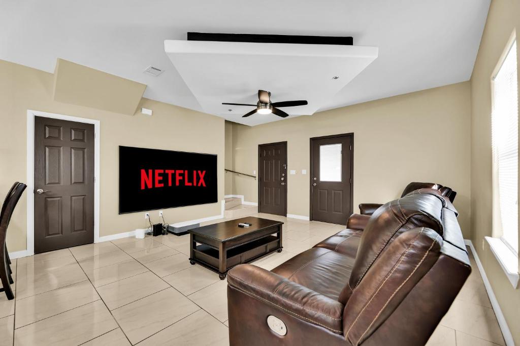 TV a/nebo společenská místnost v ubytování Relax & Enjoy In Our Luxury Townhome Getaway C