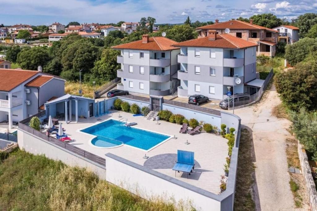 ボドニャンにあるApartment Tinaのスイミングプール付きのアパートメント複合施設の空中ビュー