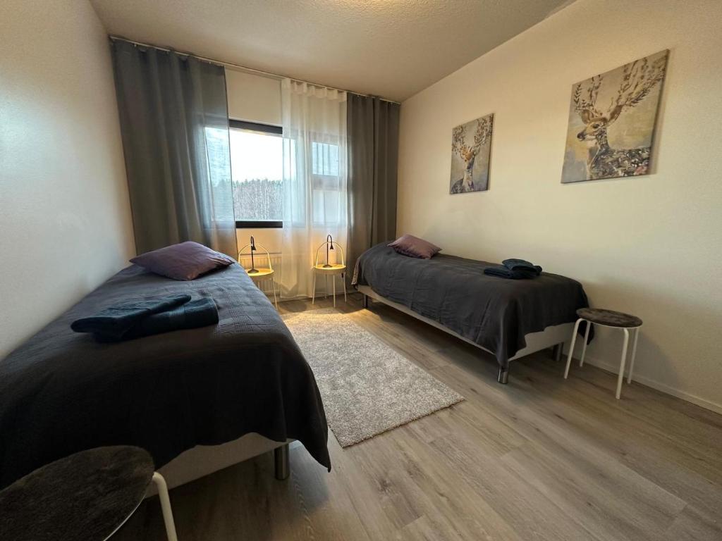 Ένα ή περισσότερα κρεβάτια σε δωμάτιο στο Cozy two-room apartment with parking