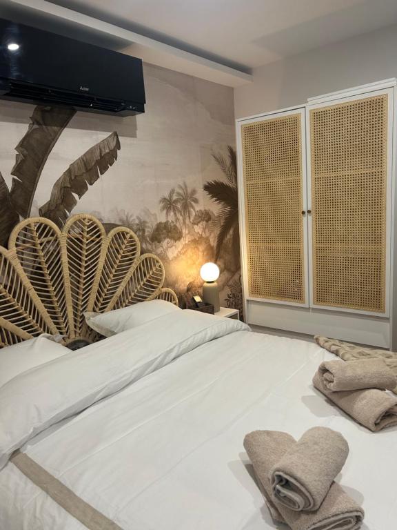 une chambre avec un lit blanc avec des serviettes dessus dans l'établissement Studio Prestige Le Chêne Doré Climatisé avec terrasse au cœur du centre touristique cité des loisirs 200 m du Galaxie parking gratuit privatif, à Amnéville