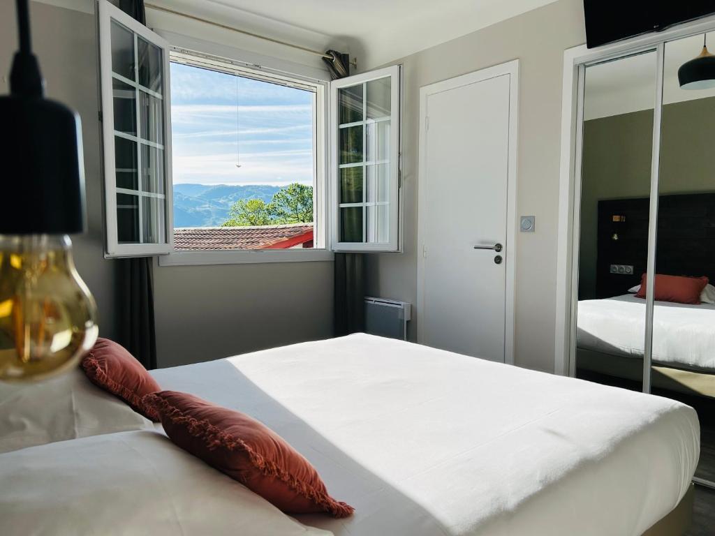 Postel nebo postele na pokoji v ubytování LOGIS Hôtel St Sylvestre