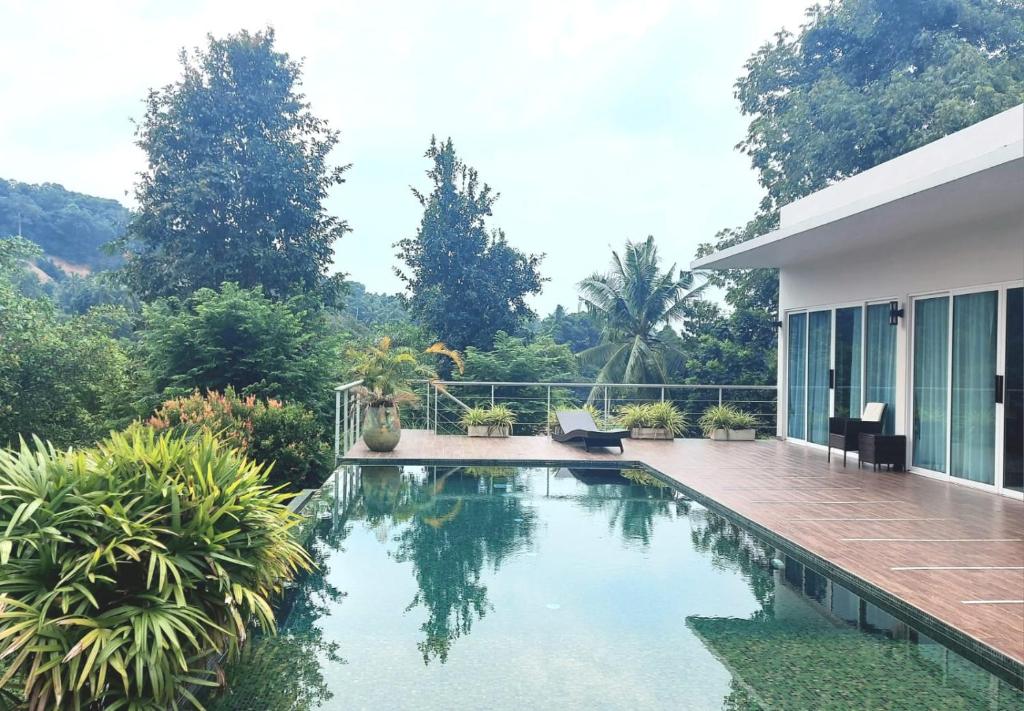 ein Swimmingpool vor einem Haus in der Unterkunft Jungle So Chic, Private Paradise with Lake View in Ko Phangan