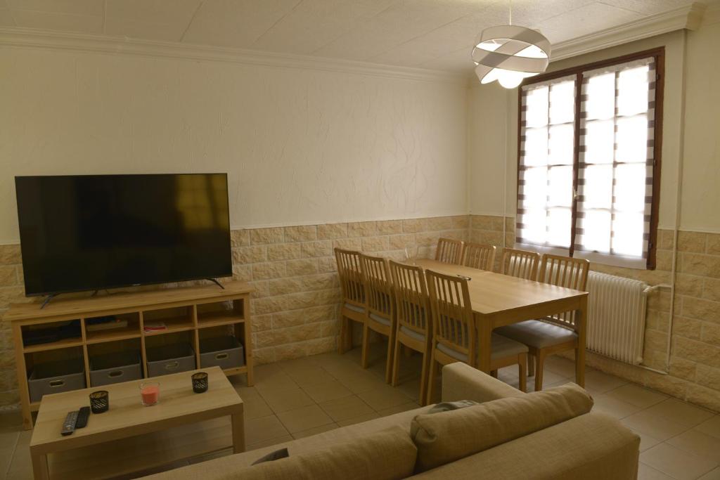 Televízia a/alebo spoločenská miestnosť v ubytovaní maison