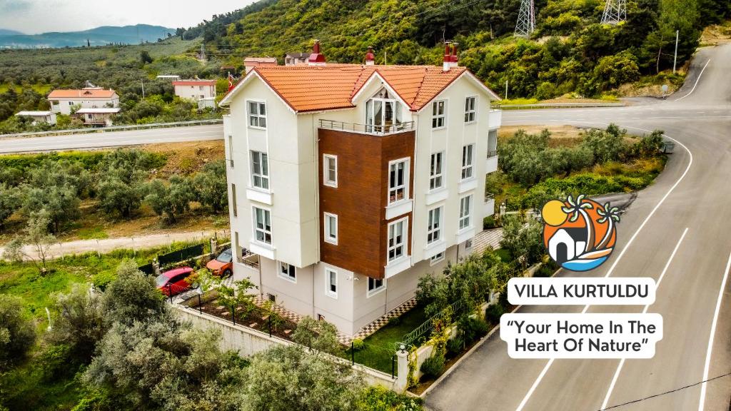 an aerial view of a home in the heat of nature at Doğanın Kalbindeki Eviniz-9 Kişi in Gemlik