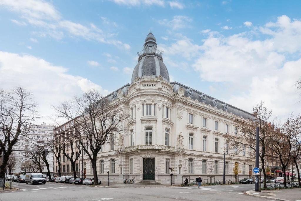 Un gran edificio blanco con una torre encima. en Leon dufour, en Grenoble