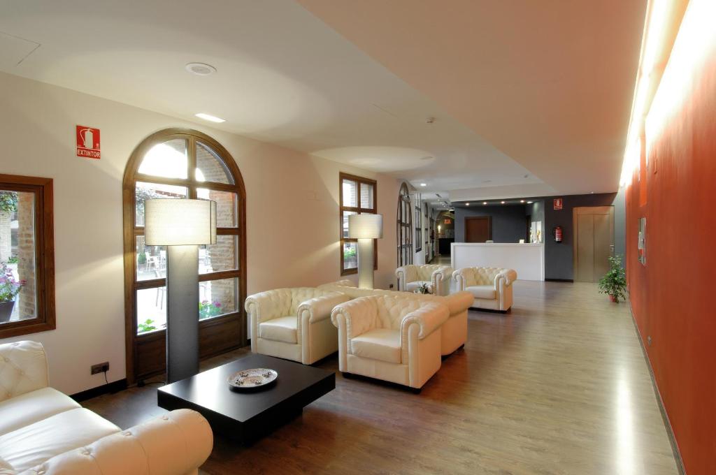 A seating area at Hotel Cienbalcones