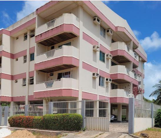 サリノポリスにあるTemporada no Paraiso, Salinópolis te espera- Apartamento no Centro da cidadeの白とピンクの建物