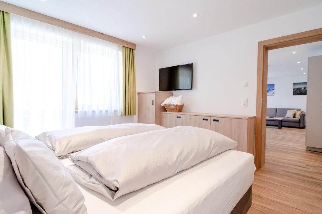 Postel nebo postele na pokoji v ubytování Alpen Gasthof Apartments Hohe Burg