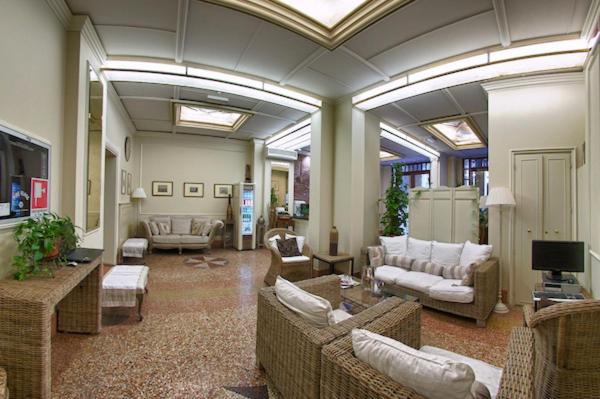 TV a/nebo společenská místnost v ubytování Hotel Pedrini