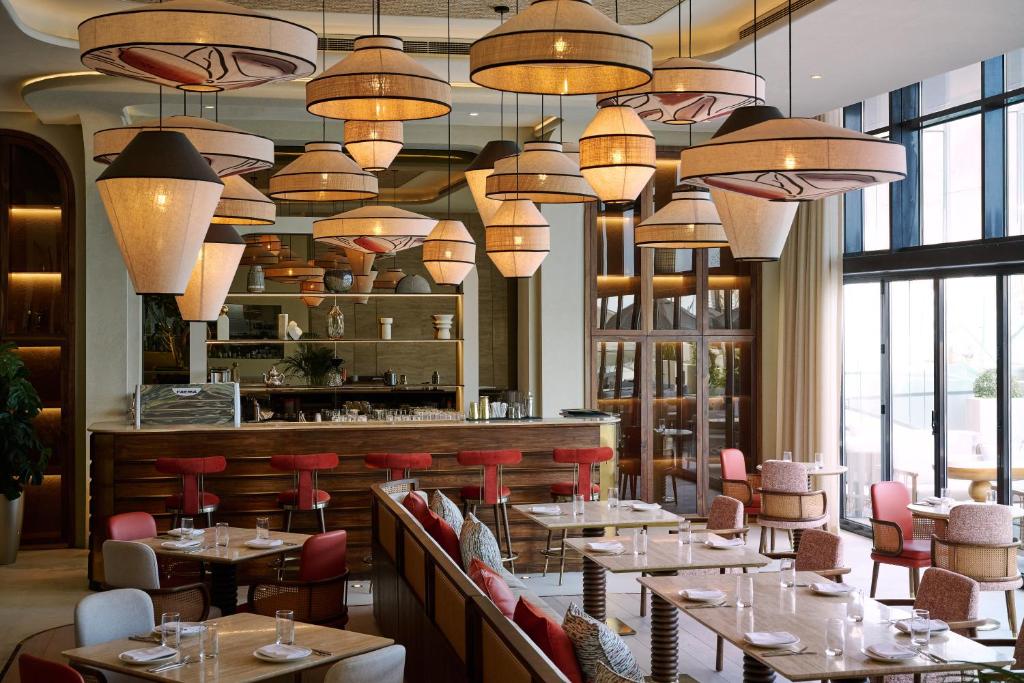 Ein Restaurant oder anderes Speiselokal in der Unterkunft The OQ 