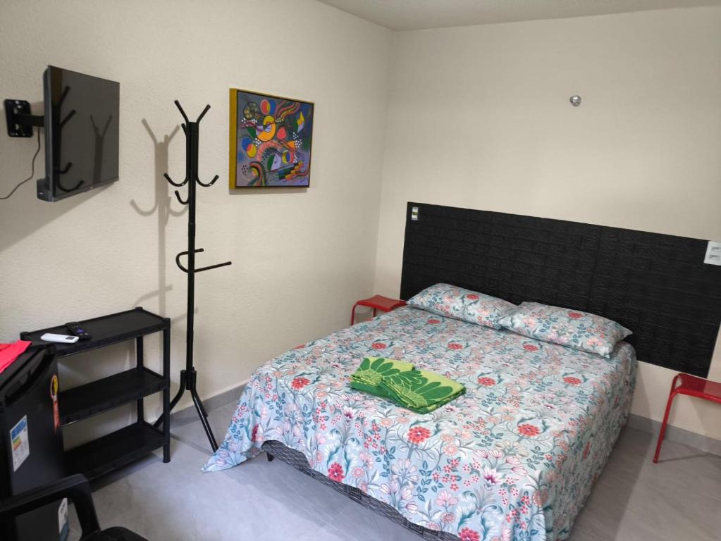 a bedroom with a bed with a bedspread on it at Casa de Praia Família Próximo ao ExpoCentro BC in Balneário Camboriú